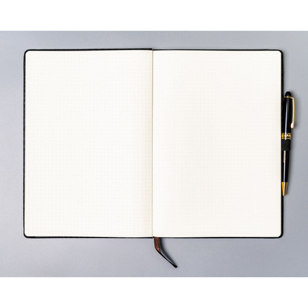 Schwarzes Notizbuch im Format B5, bedruckt mit Punkten, ausgestattet mit einem Verschlussgummi – Peterson