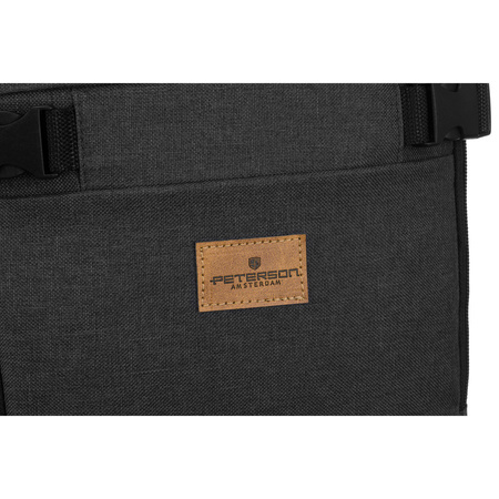 Geräumiger, schwarzer Reiserucksack aus Polyester, ideal als Handgepäck – Peterson