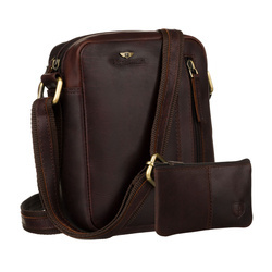 Herren-Umhängetasche aus Leder in Braun, aufgehängt an einem verstellbaren Gürtel – Peterson