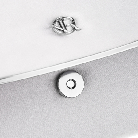 Damen-Clutch aus Leder in Silberfarbe, an einer silbernen Kette hängend - Rovicky