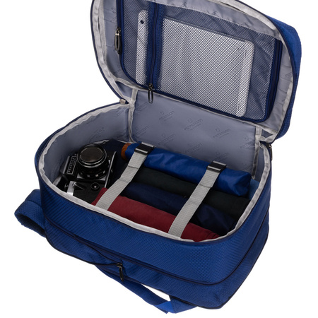 Dunkelblauer Rucksack aus Polyester mit atmungsaktiven Schultergurten ausgestattet – Peterson