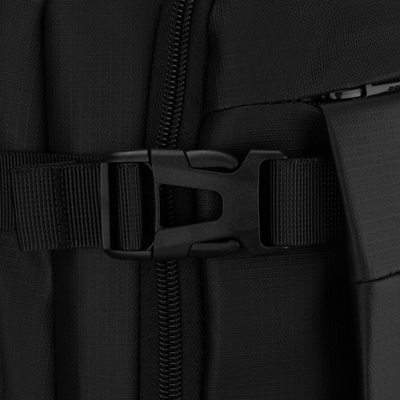 Großer Reise-Rucksack in Schwarz mit Laptopfach, mit Reißverschluss geschlossen - Peterson