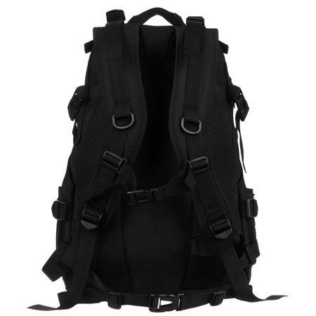 Sportlicher Militärrucksack in Schwarz, aufgehängt an verstellbaren Schultergurten - Peterson