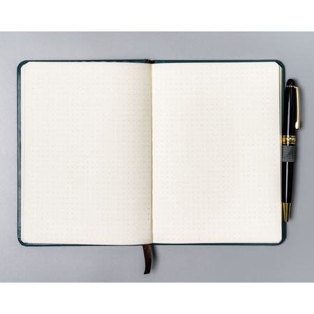 Grünes Notizbuch im B6-Format mit Punktmuster - Peterson