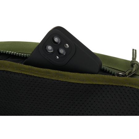 Praktische, geräumige Tasche aus Polyester in grün, geschlossen mit Reißverschluss mit stilvollem Karabinerhaken - Peterson