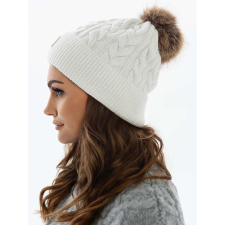 Weiße Wintermütze mit Bommel in Naturfarbe – Peterson