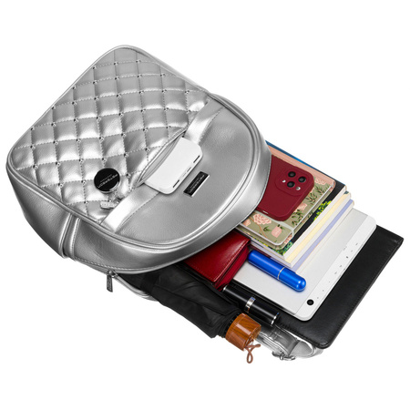 Silberner glänzender Damen Rucksack mit Steppung und Nieten aus Öko-Leder – Peterson