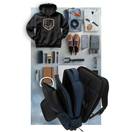 Dunkelblauer Reise-Rucksack aus Polyester mit Laptopfach, aufgehängt an verstellbaren Schultergurten – Peterson