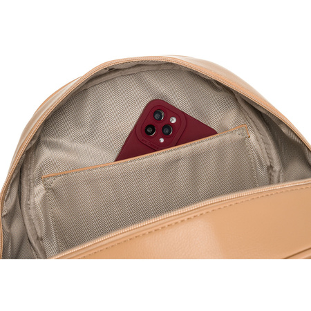 Kleiner beiger Damen Rucksack mit Steppung, silbernen Nieten und modischem Anhänger aus Öko-Leder – Peterson