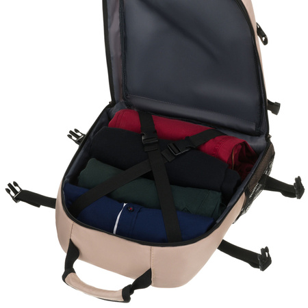 Beiger Reise-Rucksack aus Polyester, an verstellbaren Schultergurten hängend - Peterson