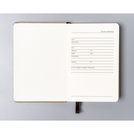 Beigefarbenes Notizbuch im A6-Format, liniert, mit Gummibandverschluss – Peterson