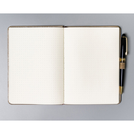 Beigefarbenes Notizbuch im B6-Format, bedruckt mit Punkten, ausgestattet mit einem Gummiband zum Verschließen – Peterson