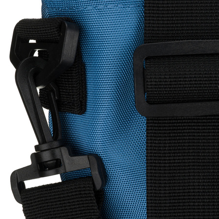 Blaue Damen-Shopper-Tasche aus Polyester, an Henkeln und einem abnehmbaren Gürtel hängend – Peterson