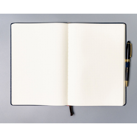 Granatfarbenes Notizbuch im B5-Format, bedruckt mit Punkten und ausgestattet mit einem Gummiband zum Verschließen – Peterson