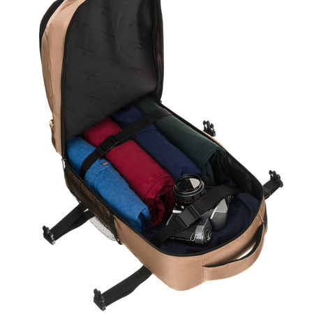 Reise-Rucksack aus Polyester in Beige, aufgehängt an atmungsaktiven Trägern – Peterson