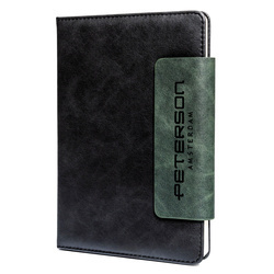 Schwarz-grünes Notizbuch im A5-Format mit Magnetverschluss, liniert – Peterson