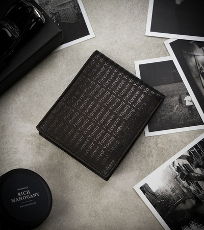 Herren Geldbörse aus Echtleder mit Monogrammprägung – Forever Young