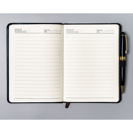 Schwarzes Notizbuch im B6-Format, liniert, mit Stiftschlaufe – Peterson