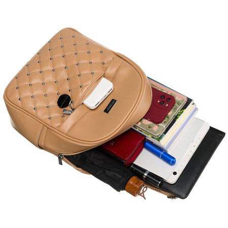 Kleiner beiger Damen Rucksack mit Steppung, silbernen Nieten und modischem Anhänger aus Öko-Leder – Peterson