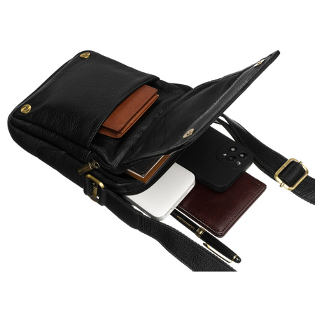 Schwarze Herren-Umhängetasche mit zwei Fächern aus Leder, aufgehängt an einem verstellbaren Gürtel – Peterson