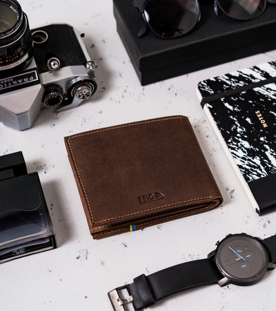 Herren Geldbörse horizontal mit dekorativer Prägung – Peterson