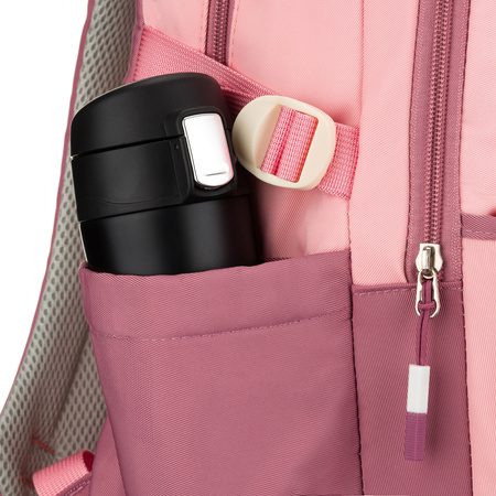 Geräumiger Schulrucksack aus Polyester in Rosa, aufgehängt an verstellbaren Trägern – Peterson