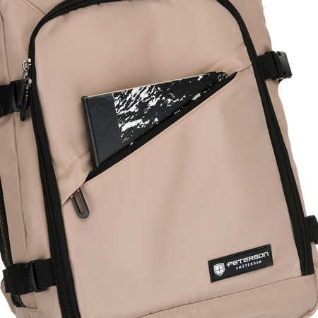 Beiger Reise-Rucksack aus Polyester, an verstellbaren Schultergurten hängend - Peterson