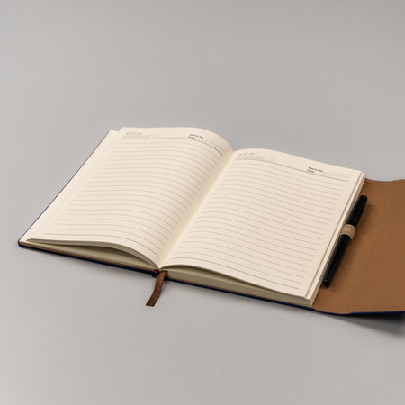 Geschenkset: Marineblauer Notizblock mit Linien, Magnetverschluss und eleganter schwarzer Kugelschreiber – Peterson