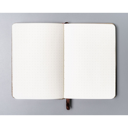 Beigefarbener Notizblock im A6-Format, bedruckt mit Punkten, ausgestattet mit einem Verschlussgummi – Peterson