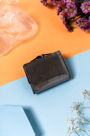 Kleine Damen Geldbörse aus Leder mit Druckknopf und Bügelverschluss – Lorenti