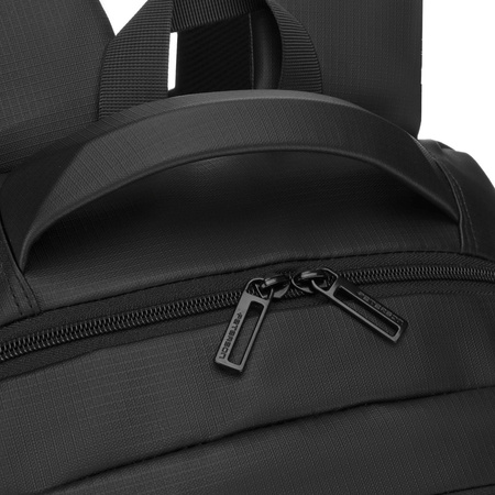 Großer Reise-Rucksack in Schwarz mit Laptopfach, mit Reißverschluss geschlossen - Peterson