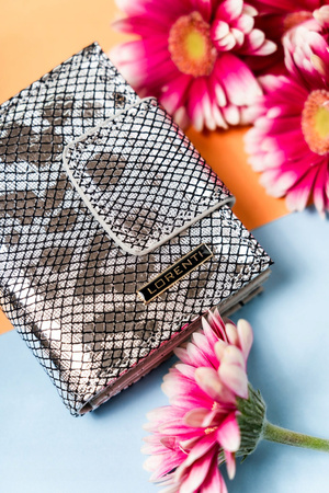 Damen Geldbörse mit Druckknopf und Bügelverschluss aus glänzendem Leder – Lorenti