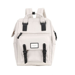 City-Rucksack aus wasserabweisendem Polyester in Creme mit USB-Anschluss – Himawari