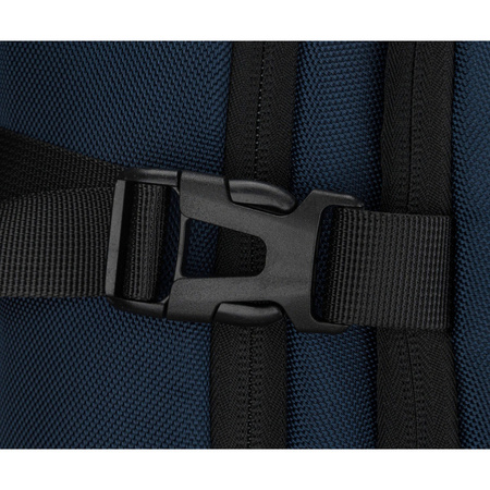 Dunkelblauer Reise-Rucksack aus Polyester mit Laptopfach, aufgehängt an verstellbaren Schultergurten – Peterson