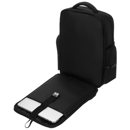 Reise-Rucksack aus Polyester in Schwarz, aufgehängt an verstellbaren Schultergurten – Peterson