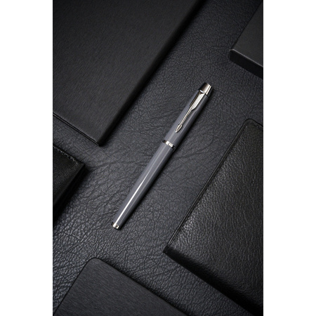 Metallkugelschreiber in grau-silberner Farbe mit schwarzer Mine - Peterson