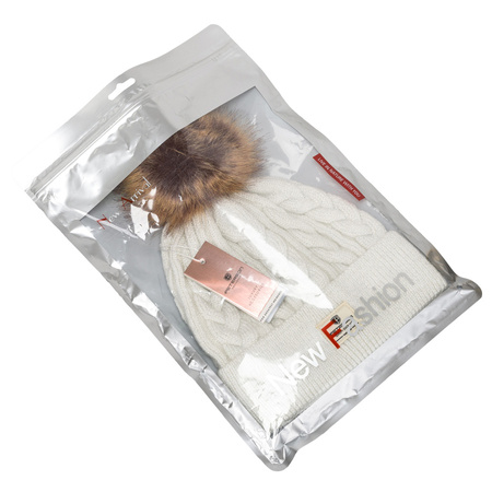 Weiße Wintermütze mit Bommel in Naturfarbe – Peterson