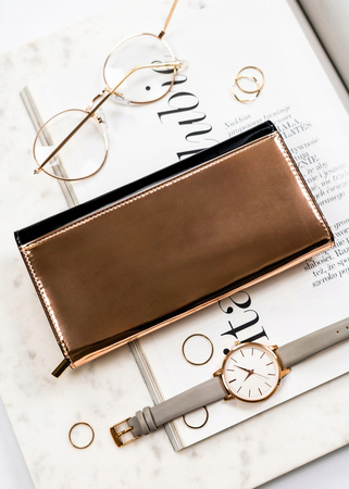 Schwarz-goldene Damen Geldbörse aus echtem Leder mit lackierter Klappe – Peterson