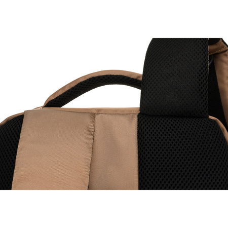 Reise-Rucksack aus Polyester in Beige, aufgehängt an atmungsaktiven Trägern – Peterson