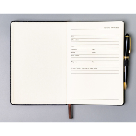 Schwarzes Notizbuch im A5-Format, bedruckt mit Punkten, ausgestattet mit einem Gummiband zum Verschließen - Peterson