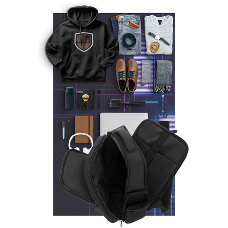 Reise-Rucksack aus Polyester in Schwarz, aufgehängt an verstellbaren Schultergurten – Peterson