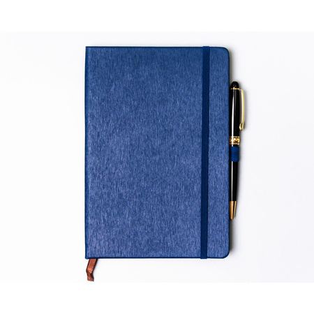 Notizbuch A5 in Marineblau, ausgestattet mit einem Gummibandverschluss – Peterson