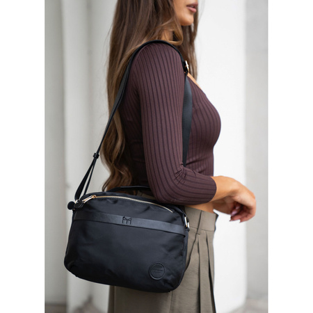 Schwarze Damen-Umhängetasche aus Nylon, ein Hauptfach und mit Reißverschluss geschlossen - Peterson