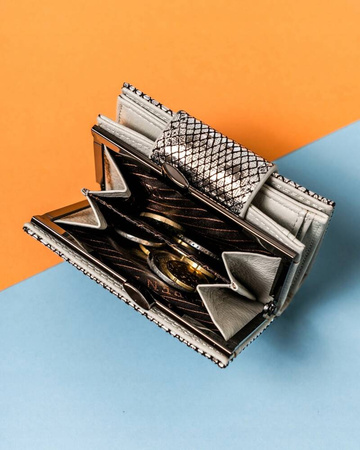 Damen Geldbörse mit Druckknopf und Bügelverschluss aus glänzendem Leder – Lorenti