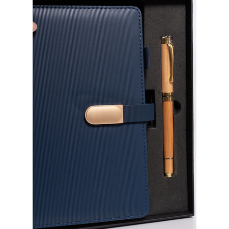 Geschenkset: Elegantes A5-Linien-Notizbuch in Marineblau mit schwarzem Kugelschreiber – Peterson