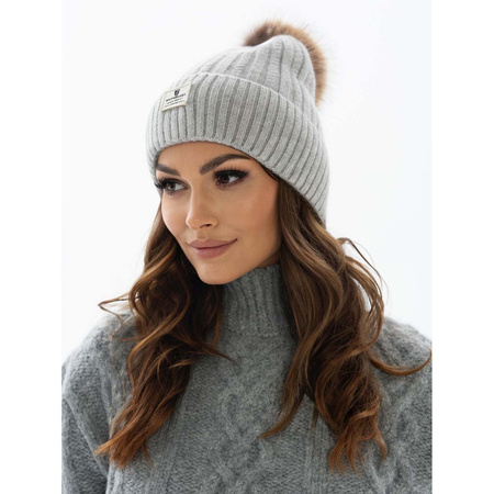 Graue Damen Mütze mit Bommel für den Winter – Peterson