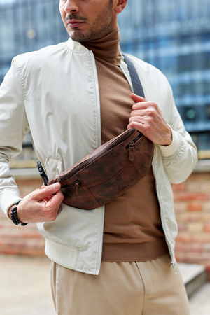 Städtische Gürteltasche aus Leder zum Umhängen – Peterson