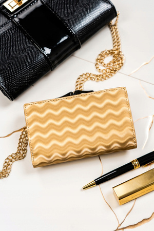 Damen Geldbörse aus Leder mit Bügelverschluss und Wellenmuster – Lorenti