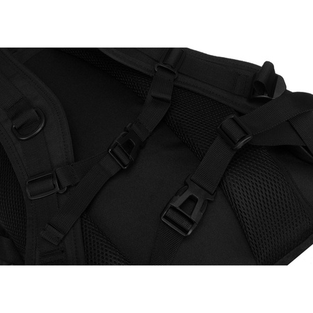 Sportlicher Militärrucksack in Schwarz, aufgehängt an verstellbaren Schultergurten - Peterson