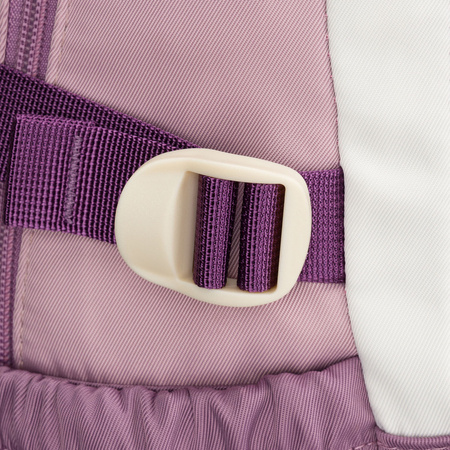 Weicher Schulrucksack aus Polyester in weiß-lila Farbe, aufgehängt an verstellbaren Trägern - Peterson